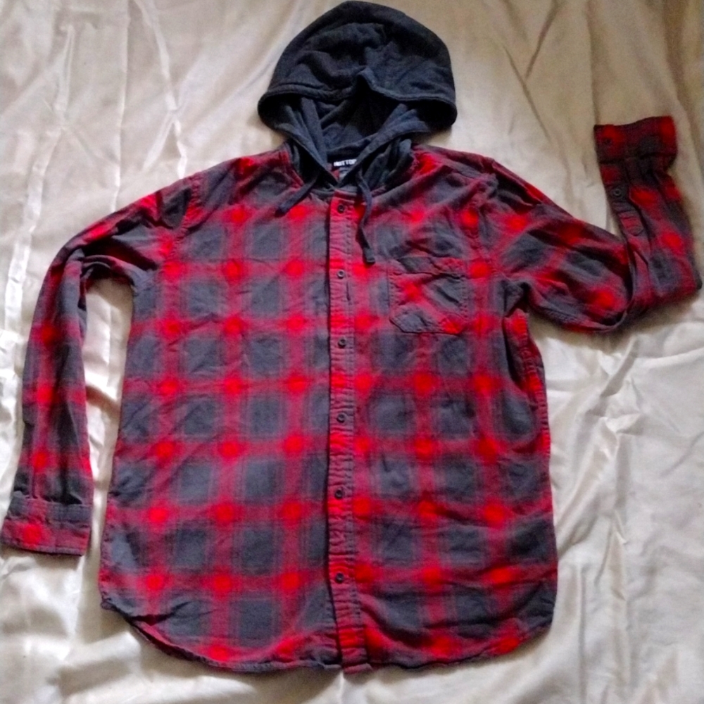 Man's lumberjack hooded long sleeve red and black front pocket button up large